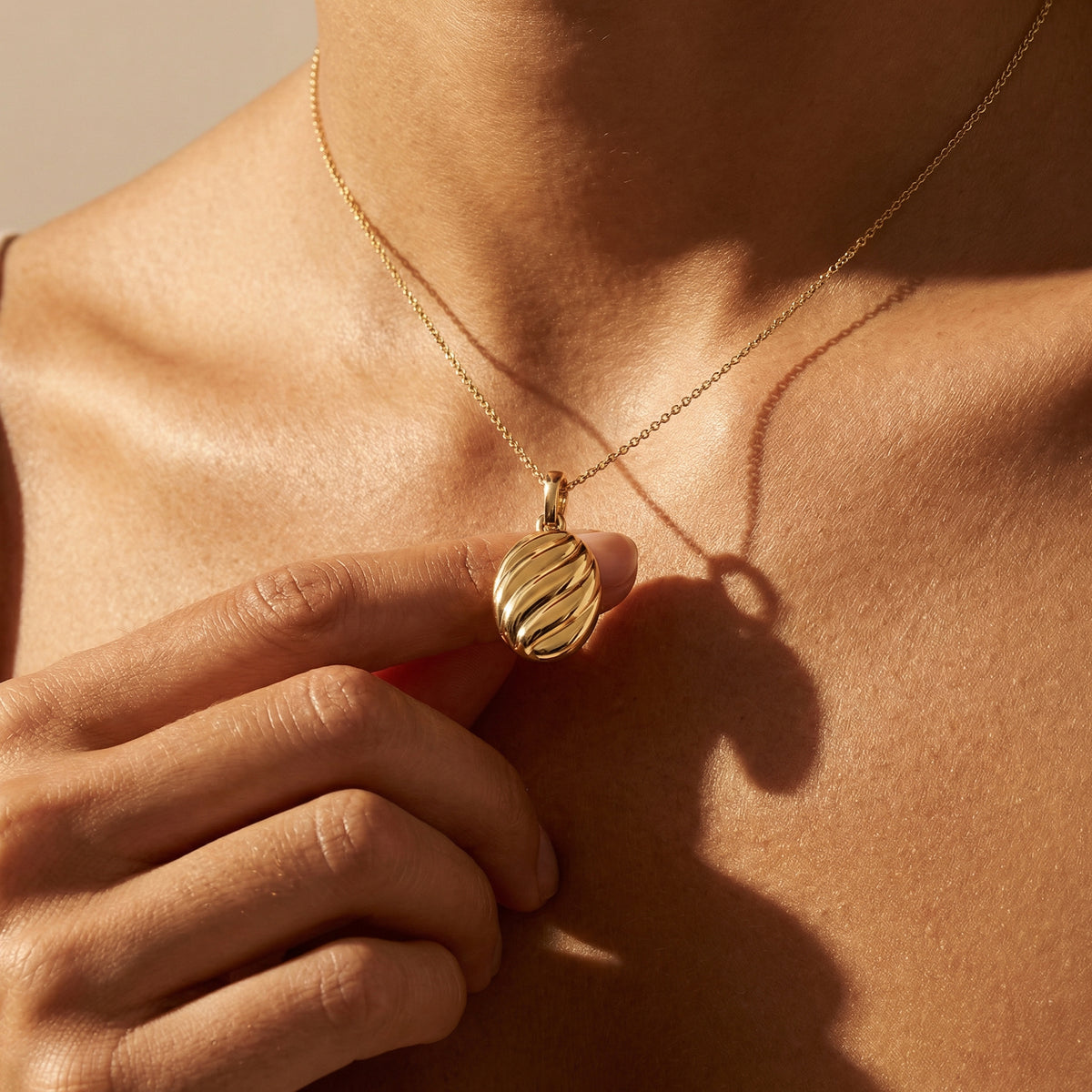 Shell a Viv Pendant Necklace